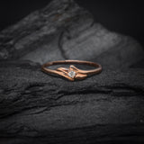 Anillo elaborado en oro rosa de 14k con diamante natural central de .03ct