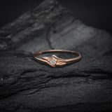 Anillo elaborado en oro rosa de 14k con diamante natural central de .03ct