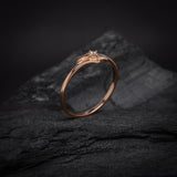 Anillo elaborado en oro rosa de 14k con diamante natural central de .03ct