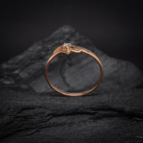 Anillo elaborado en oro rosa de 14k con diamante natural central de .03ct