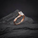 Anillo de compromiso con moissanita de 1.0ct corte radiante con certificado GRA y 18 diamantes naturales laterales elaborado en oro rosa de 14k