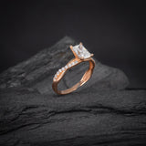 Anillo de compromiso con moissanita de 1.0ct corte radiante con certificado GRA y 18 cristales laterales elaborado en oro rosa de 14k