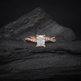 Anillo de compromiso con moissanita de 1.0ct corte radiante con certificado GRA y 18 diamantes naturales laterales elaborado en oro rosa de 14k