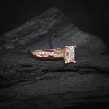 Anillo de compromiso con moissanita de 1.0ct corte radiante con certificado GRA y 18 diamantes naturales laterales elaborado en oro rosa de 14k