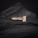 Anillo de compromiso con moissanita de 1.0ct corte radiante con certificado GRA y 18 cristales laterales elaborado en oro rosa de 14k