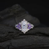 Anillo de compromiso con diamante de laboratorio de 1.0ct corte marquise con certificado IGI y cristales laterales elaborado en oro blanco de 14k