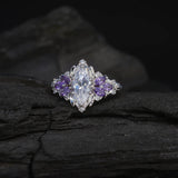 Anillo de compromiso con diamante de laboratorio de 1.0ct corte marquise con certificado IGI y cristales laterales elaborado en oro blanco de 14k