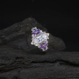 Anillo de compromiso con diamante de laboratorio de 1.0ct corte marquise con certificado IGI y cristales laterales elaborado en oro blanco de 14k