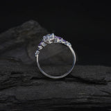 Anillo de compromiso con diamante de laboratorio de 1.0ct corte marquise con certificado IGI y cristales laterales elaborado en oro blanco de 14k