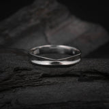 Par de argollas de matrimonio macizas de 4mm con incrustación de 30 diamantes naturales (mitad de la pieza) elaboradas en oro blanco de 18k