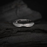 Par de argollas de matrimonio macizas de 4mm con incrustación de 30 diamantes naturales (mitad de la pieza) elaboradas en oro blanco de 18k