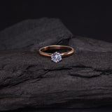 Anillo de compromiso con topacio natural de .50ct corte brillante elaborado en oro rosa de 14k