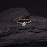 Anillo de compromiso con topacio natural de .20ct corte brillante elaborado en oro rosa de 10k