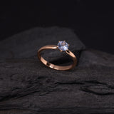 Anillo de compromiso con topacio natural de .50ct corte brillante elaborado en oro rosa de 14k