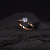 Anillo de compromiso con topacio natural de .50ct corte brillante elaborado en oro rosa de 14k