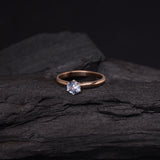 Anillo de compromiso con topacio natural de .50ct corte brillante elaborado en oro rosa de 14k