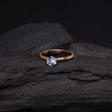 Anillo de compromiso con topacio natural de .20ct corte brillante elaborado en oro rosa de 10k