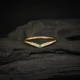 Argolla de matrimonio maciza de 2mm con incrustaciones elaborada en oro amarillo de 18k