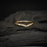 Argolla de matrimonio maciza de 2mm con incrustaciones elaborada en oro amarillo de 18k