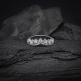 Media churumbela con cristales elaborada en oro blanco de 14k