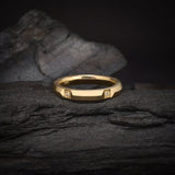 Argolla de matrimonio confort sólida de 3mm con incrustación de .05ct de diamantes naturales elaborada en oro amarillo de 18k