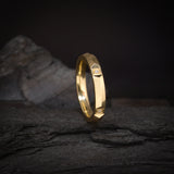 Argolla de matrimonio confort sólida de 3mm con incrustación de .05ct de diamantes naturales elaborada en oro amarillo de 18k