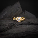 Anillo de compromiso con diamante de laboratorio central de .50ct corte brillante con certificado IGI y 22 cristales laterales elaborado en oro amarillo de 14k
