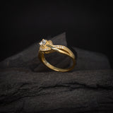 Anillo de compromiso con diamante de laboratorio central de .50ct corte brillante con certificado IGI y 22 cristales laterales elaborado en oro amarillo de 14k