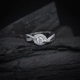 Anillo de compromiso con moissanita de .50ct corte brillante con certificado GRA y 22 cristales laterales elaborado en oro blanco de 14k