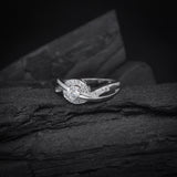 Anillo de compromiso con diamante de laboratorio central de .50ct corte brillante con certificado IGI y 22 cristales laterales elaborado en oro blanco de 14k