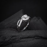 Anillo de compromiso con diamante de laboratorio central de .50ct corte brillante con certificado IGI y 22 cristales laterales elaborado en oro blanco de 14k