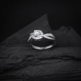 Anillo de compromiso con moissanita de .50ct corte brillante con certificado GRA y 22 cristales laterales elaborado en oro blanco de 14k