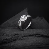 Anillo de compromiso con diamante de laboratorio central de .50ct corte brillante con certificado IGI y 22 cristales laterales elaborado en oro blanco de 14k