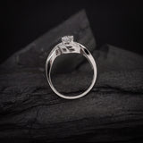 Anillo de compromiso con moissanita de .50ct corte brillante con certificado GRA y 22 cristales laterales elaborado en oro blanco de 14k