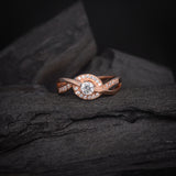 Anillo de compromiso con diamante natural central de .20ct corte brillante y 22 cristales laterales elaborado en oro rosa de 14k