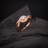 Anillo de compromiso con diamante natural central de .20ct corte brillante y 22 cristales laterales elaborado en oro rosa de 14k