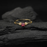 Anillo de compromiso con rubi natural corte brillante y 16 diamantes naturales laterales elaborado en oro amarillo de 14k