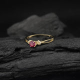 Anillo de compromiso con rubi natural corte brillante y 16 diamantes naturales laterales elaborado en oro amarillo de 14k