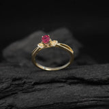 Anillo de compromiso con rubi natural corte brillante y 16 diamantes naturales laterales elaborado en oro amarillo de 14k