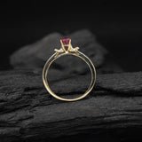 Anillo de compromiso con rubi natural corte brillante y 16 diamantes naturales laterales elaborado en oro amarillo de 14k