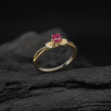 Anillo de compromiso con rubi natural corte brillante y 16 diamantes naturales laterales elaborado en oro amarillo de 14k