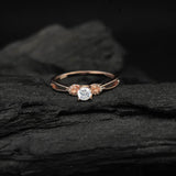 Anillo de compromiso con moissanita de .30ct corte brillante y 16 diamantes naturales laterales elaborado en oro rosa de 14k