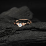 Anillo de compromiso con moissanita de .30ct corte brillante y 16 diamantes naturales laterales elaborado en oro rosa de 14k