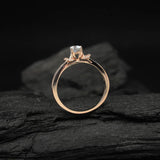 Anillo de compromiso con moissanita de .30ct corte brillante y 16 diamantes naturales laterales elaborado en oro rosa de 14k