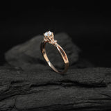 Anillo de compromiso con moissanita de .30ct corte brillante y 16 diamantes naturales laterales elaborado en oro rosa de 14k