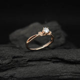 Anillo de compromiso con moissanita de .30ct corte brillante y 16 diamantes naturales laterales elaborado en oro rosa de 14k