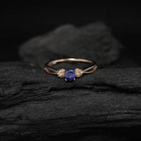 Anillo de compromiso con zafiro natural corte brillante y 16 diamantes naturales laterales elaborado en oro rosa de 14k