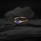 Anillo de compromiso con zafiro natural corte brillante y 16 diamantes naturales laterales elaborado en oro rosa de 14k