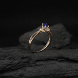Anillo de compromiso con zafiro natural corte brillante y 16 diamantes naturales laterales elaborado en oro rosa de 14k