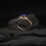 Anillo de compromiso con zafiro natural corte brillante y 16 diamantes naturales laterales elaborado en oro rosa de 14k